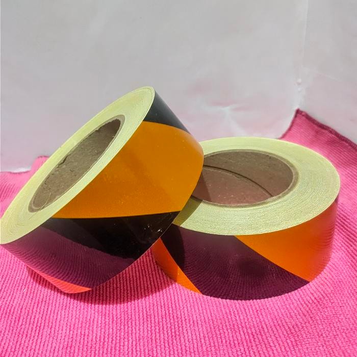 

Sticker Stiker reflective-police line kuning hitam 5cm x 45mtr - kuning hitam