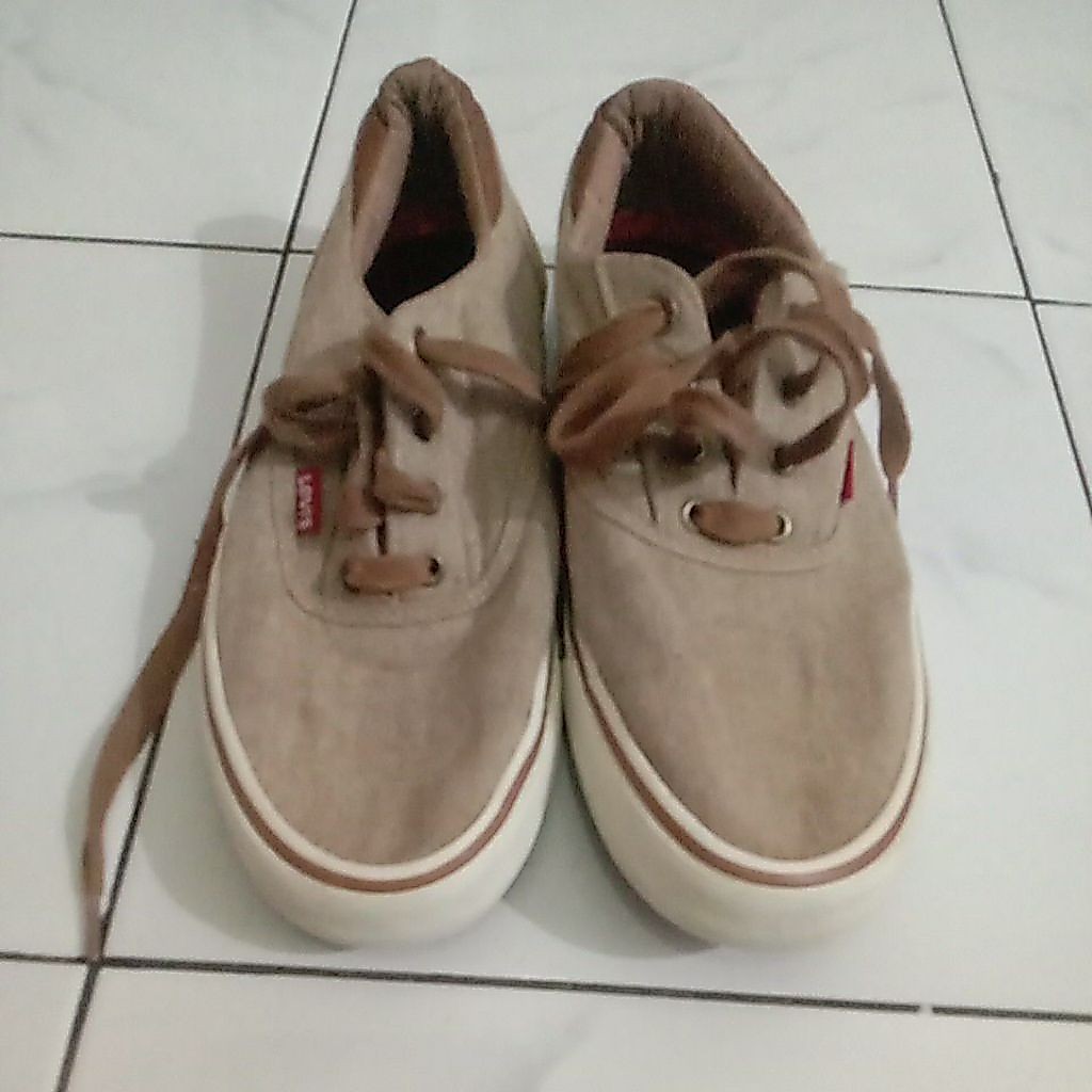 sepatu casual coklat levis