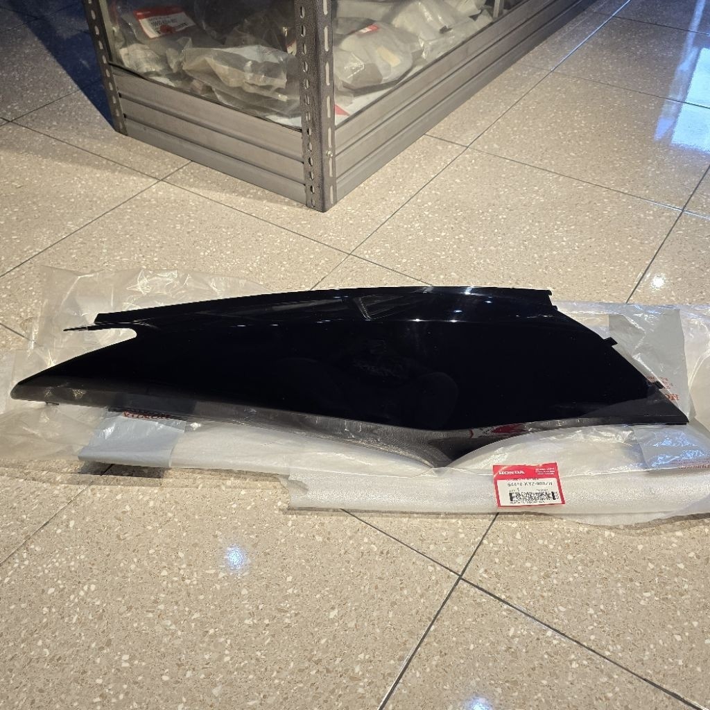 COVER BODY SAMPING KANAN SUPRA X 125 HELM IN HITAM GLOSSY ORIGINAL AHM 64410 KYZ 900ZB