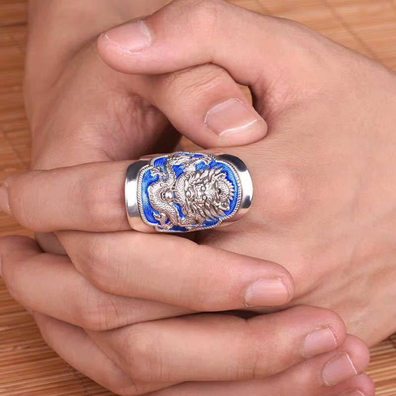 Cincin perak polos untuk pria, cincin lebar dengan ujung terbuka.