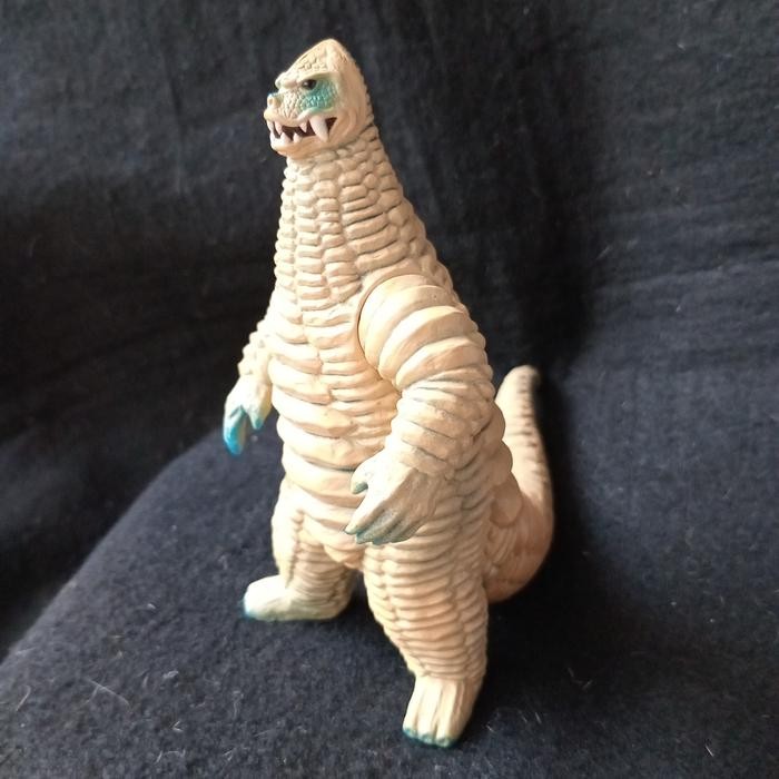 MAINAN... Bandai 13 cm Ultra Monster Series Red King