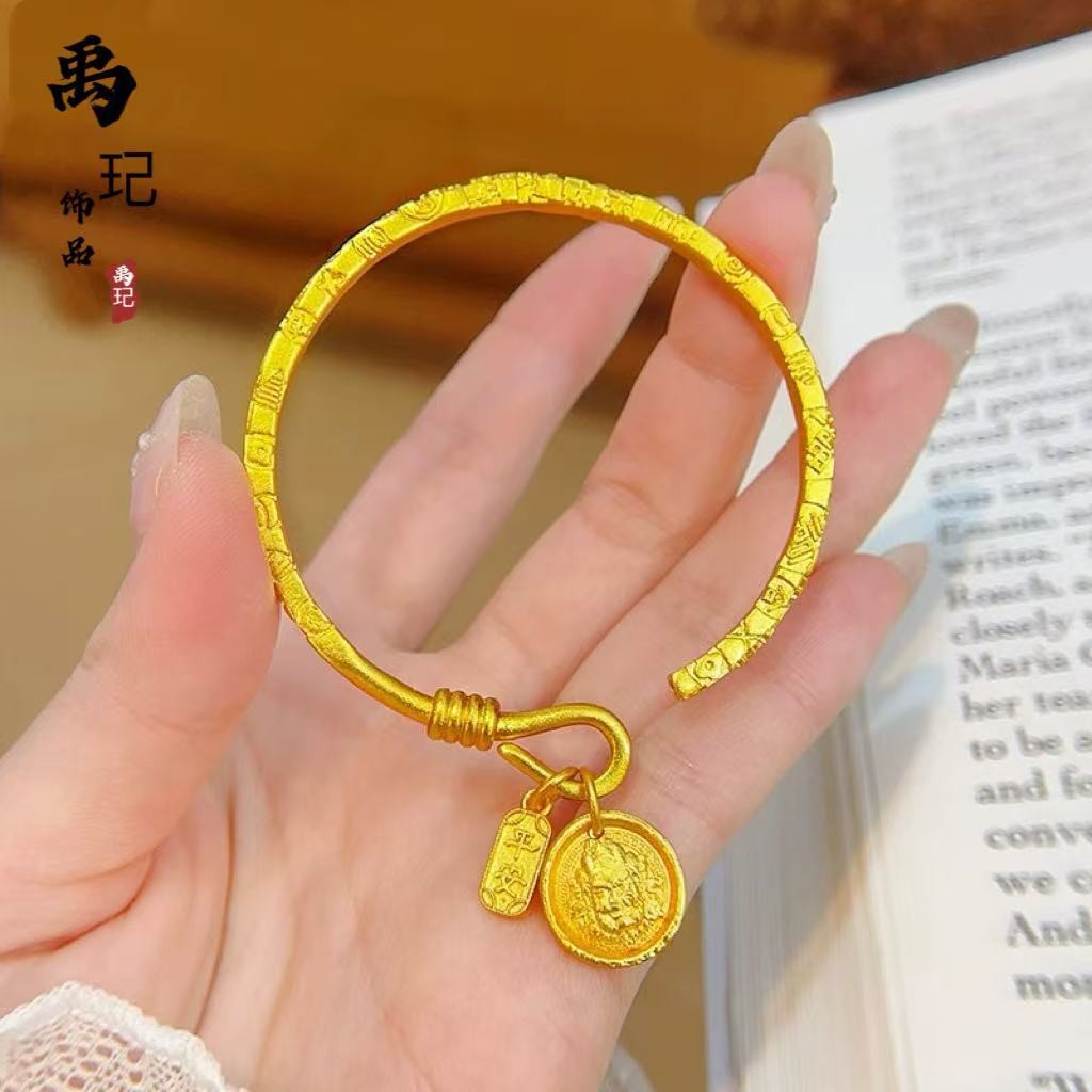 Gelang keberuntungan Dewa Kekayaan Emas pasir kuno terukir kuning, gelang Duobao Ping An untuk hadia