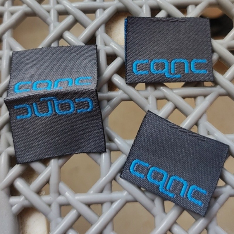 

500PCS Custom Dark grey Cloth label for clothes 2.5 * 4 cm Center fold Damask polyester Sleeve Garment Labels