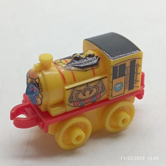 MAINAN... Thomas and Friends Minis Power Ranger Victor as Goldar #21 Loose