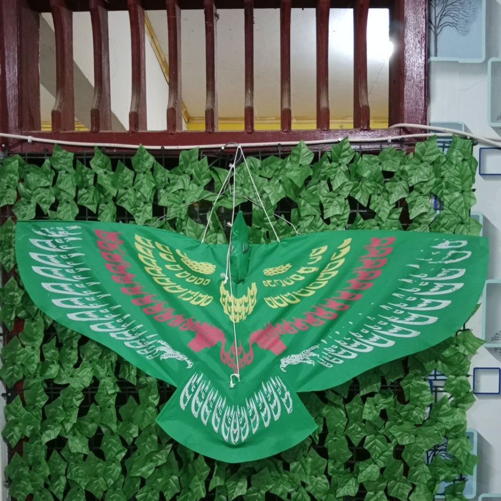 Layangan Hias Burung Garuda