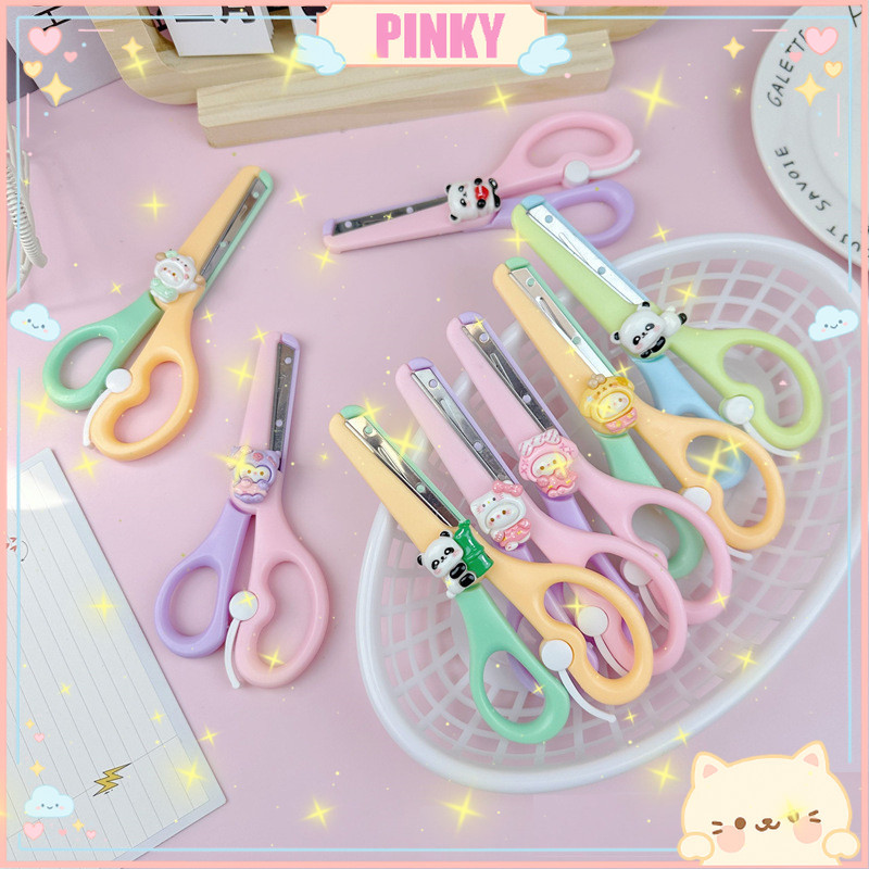 

TERMURAH GUNTING DIY DENGAN BONEKA KARTUN LUCU / GUNTING AMAN DENGAN UJUNG PELINDUNG DAN BONEKA ATK