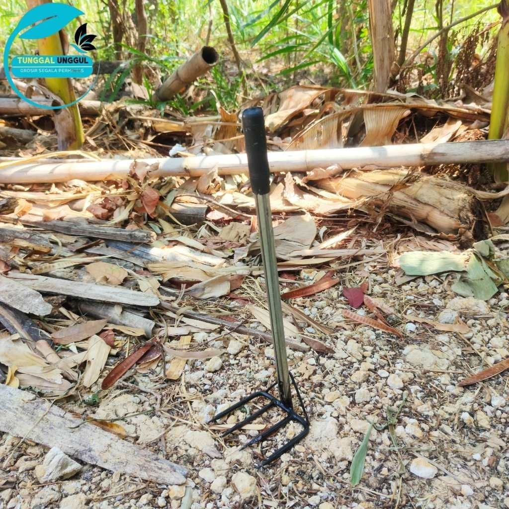 Garuk Sampah Gigi 4 Gagang Besi Karet 60 - Garpu 4 Jari Pembersih Got Gagang Panjang - Garukan Sampa