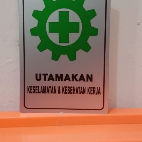 

SIGN LABEL K3 RAMBU SAFETY UTAMAKAN KESELAMATAN.KESEHATAN KERJA 10X18