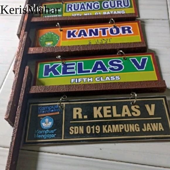 papan nama kelas gantung kayu dan besi depan belakang KH7