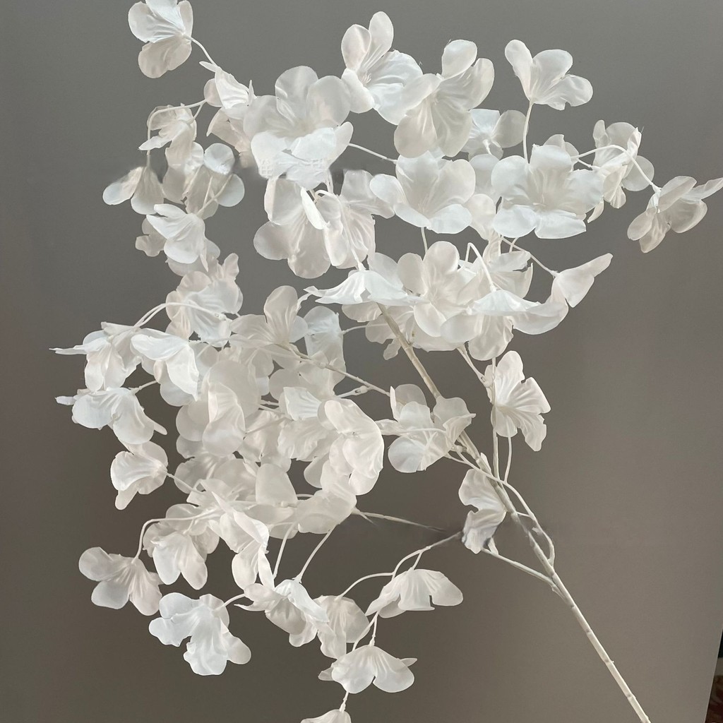 White artificial flowers, immortal flowers, aisle guide flowers, flower arrangement, ground leaf mat