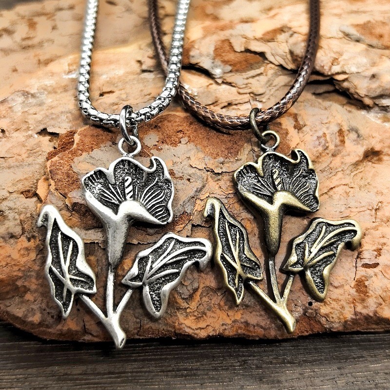 Kalung liontin bunga kuningan, perak antik, daun