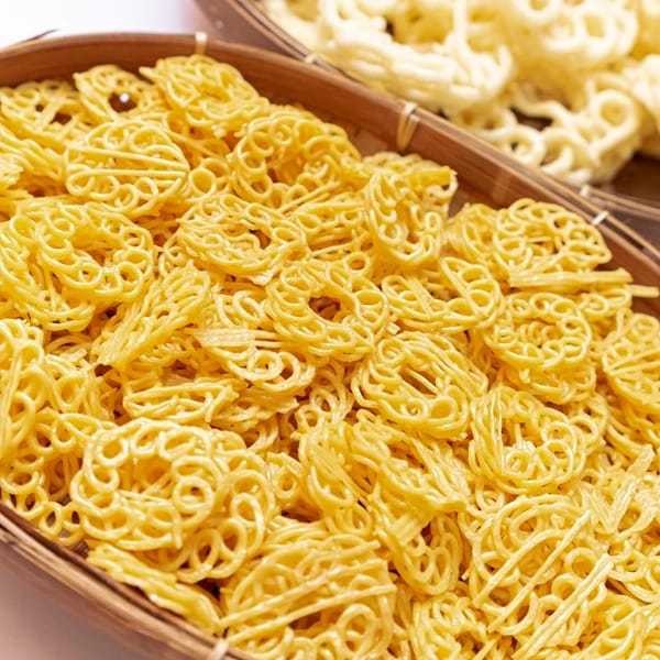 kerupuk mawar keriting kuning mentah kiloan mekar tanpa dijemurKerupuk  Mawar Keriting Putih Kuning 