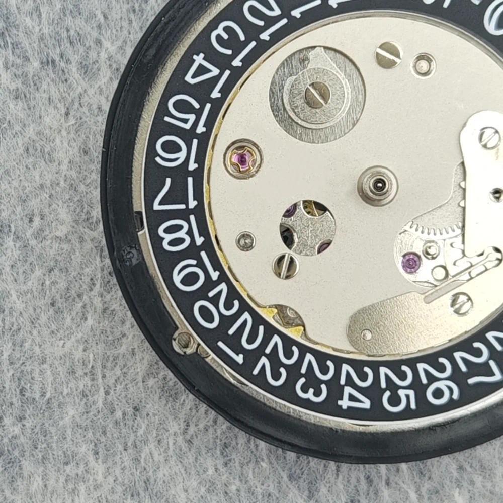 NH35 Movement Can Replace The Japanese NH35 Movement Date At 3 o'clock Calendar High Accuracy Automa