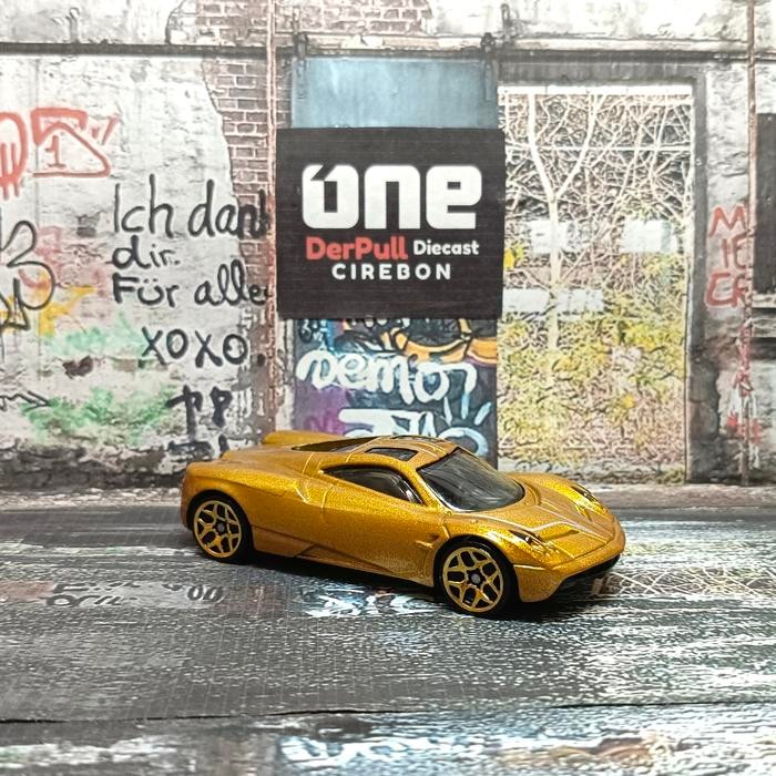 hot wheels pagani huayra gold New Loose SWO86