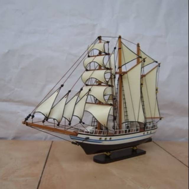 Miniatur Kapal Layar Dewaruci Kayu Mahoni Elegan