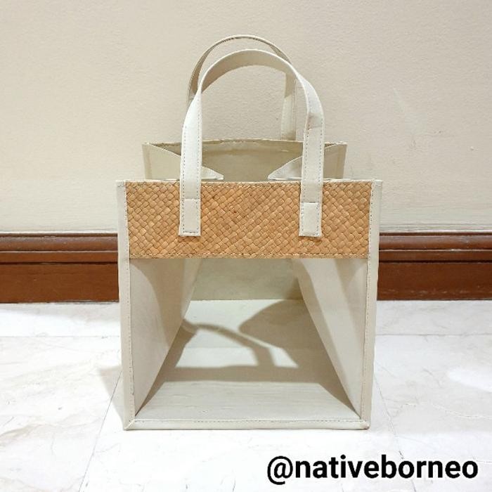 

Tas Pandan Mika Kotak 25 x 25 x 25 - Tas Parcel, Tas Hampers Kotak Kue, Goodie Bag, Tas Souvenir - Warna by Summerstore id