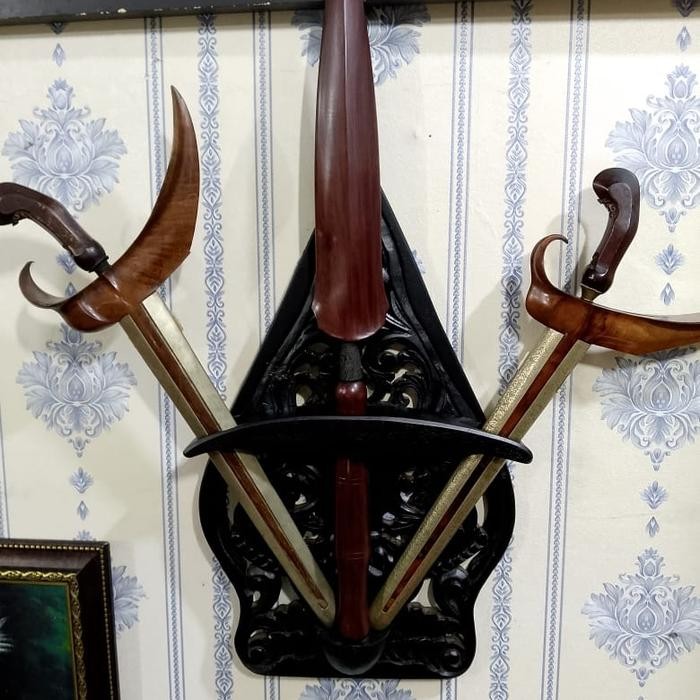Blawong Gunungan Kayu Ukir isi 3 Pusaka, 2 pusaka & 1 Tombak