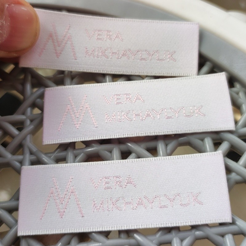 

500PCS Custom Anti-satin Cloth Label for Dress Top quality 2 * 6 cm End fold Garment Woven Label