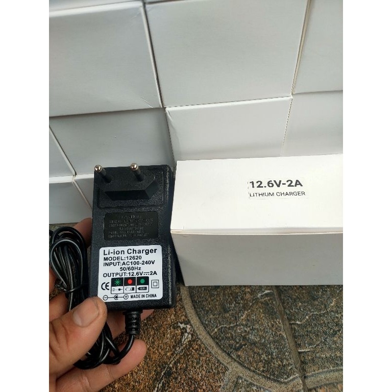 adaptor charger 12.6 volt. 25 2 volt...16.8 Volt...8.4 volt....2 Amper. Cas Baterai Litium ion