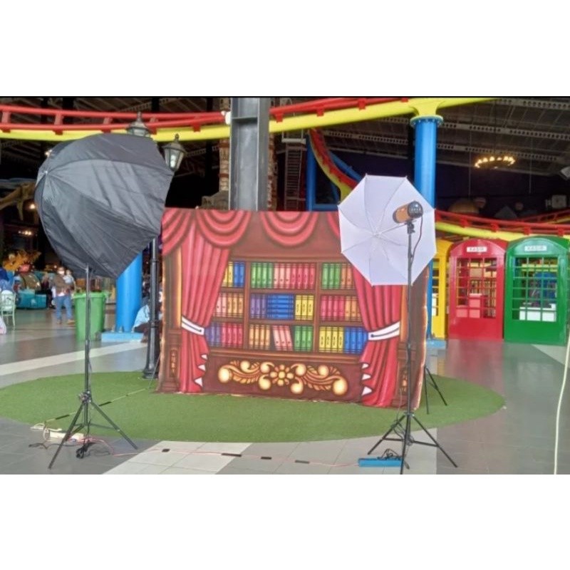 Background foto studio wisuda 2,5x3meter/ Background foto studio Rak buku gorden merah