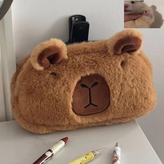 

Tempat Pensil Boneka Bulu Cute GRUMPY CAPYBARA Edition Pencil Case Lucu Stationery Bag Kawaii Doll Craftycharm