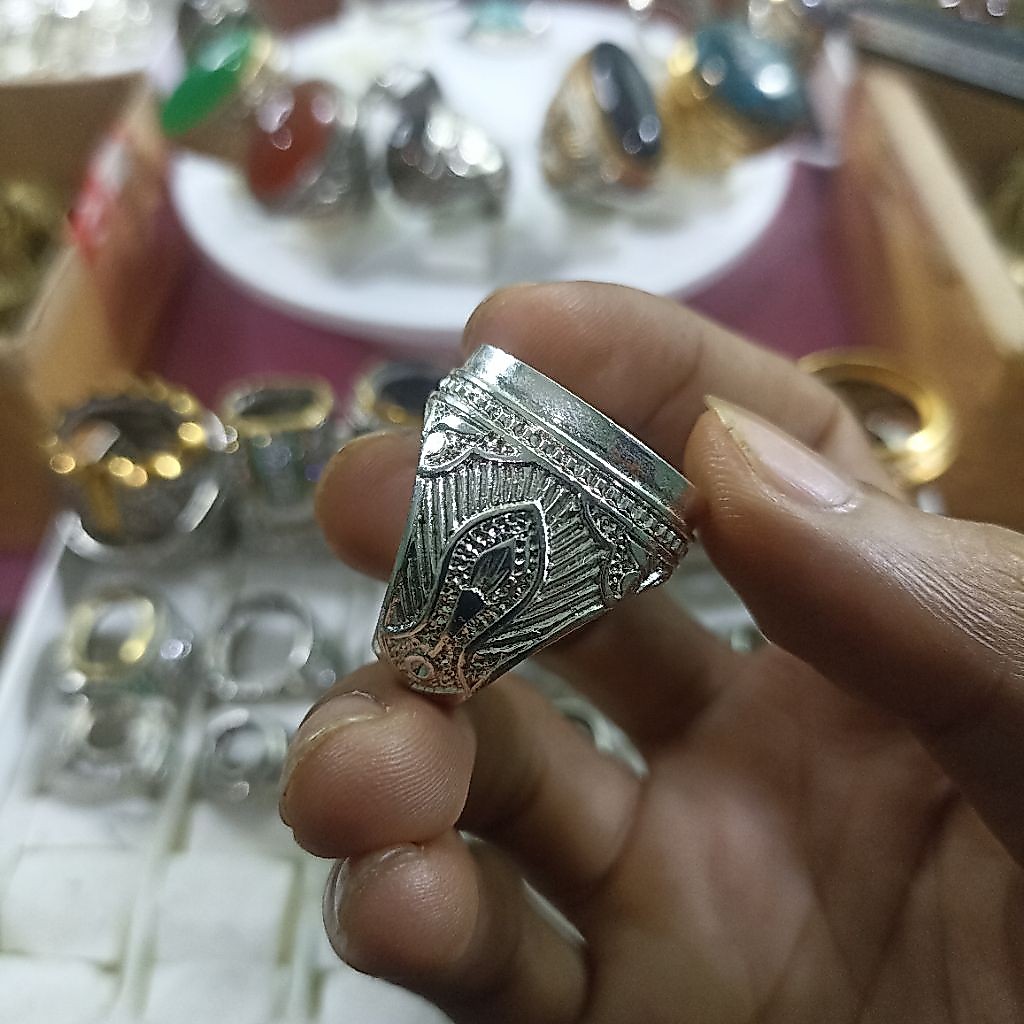 CINCIN/RING/EMBAN (CROOM)PERAK MODEL UKIR DIMENSI 22x17 BAHAN KUNINGSAN SARI SUPER