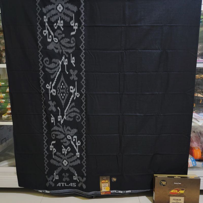 SARUNG ATLAS PREMIUM 725 HITAM POLOS TUMPAL KEMBANG SELVEDGE
