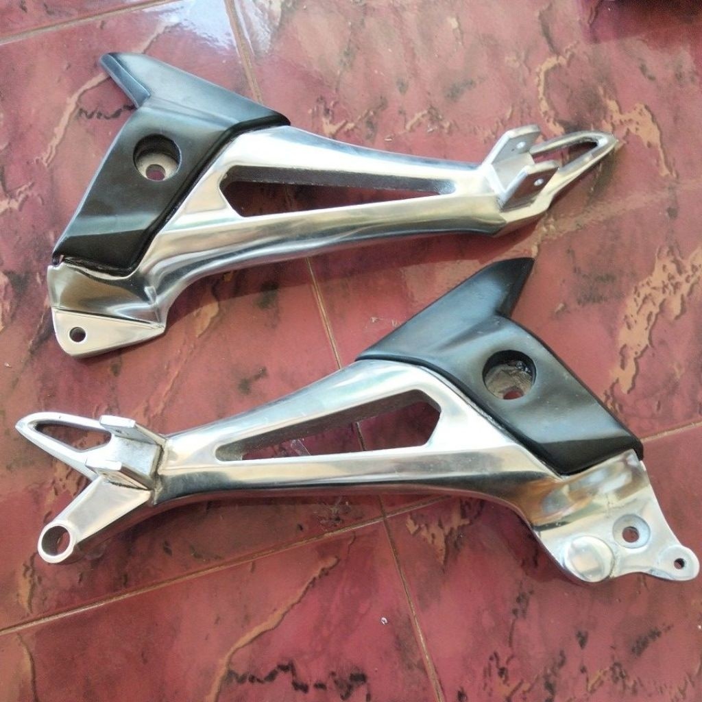 DUDUKAN FOOTSTEP STEP PIJAKAN KAKI BELAKANG SUPRA X 125 NEW 2008-2014 DOBLE DISC / SUPRA X 125 FI BA