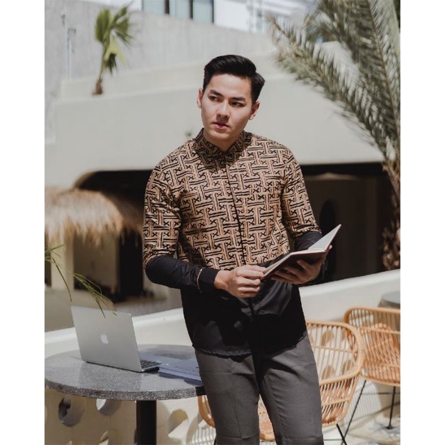 W Store - Kemeja Batik Pria  (Hitam-Motif Mocca)