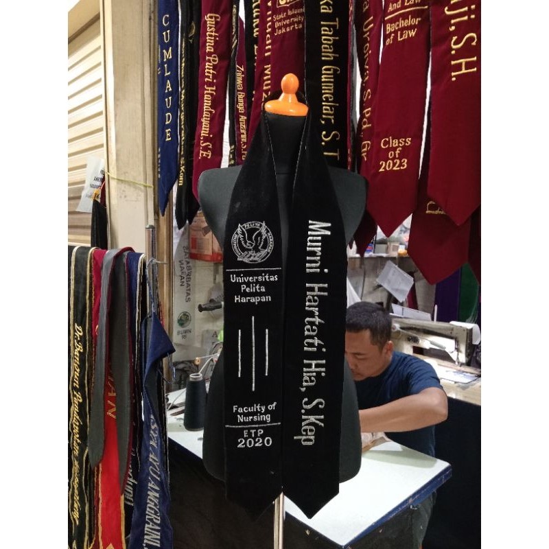 Selempang Wisuda KlatenSelempang Wisuda Kalung/leher , Beludru Premium, Selempang Custom, selempang 
