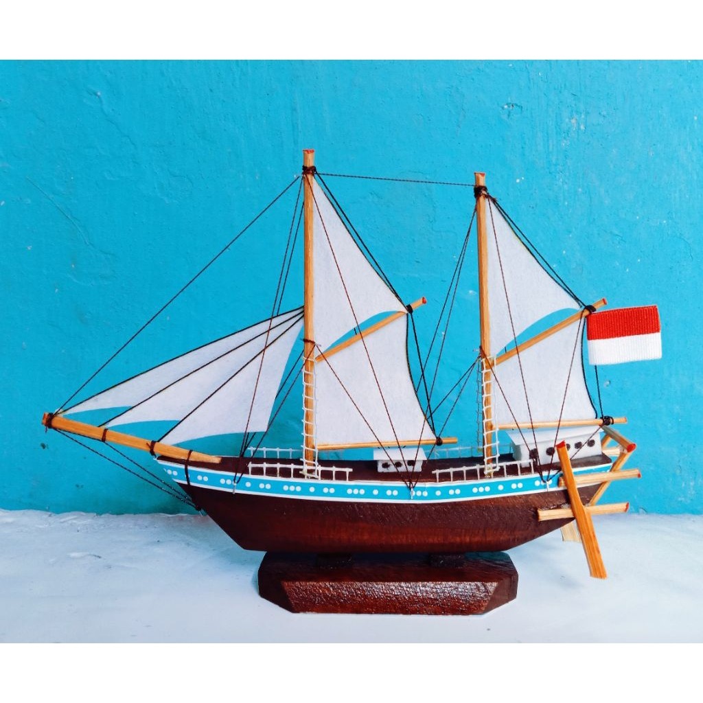 Miniatur Kapal Pinisi Pajangan