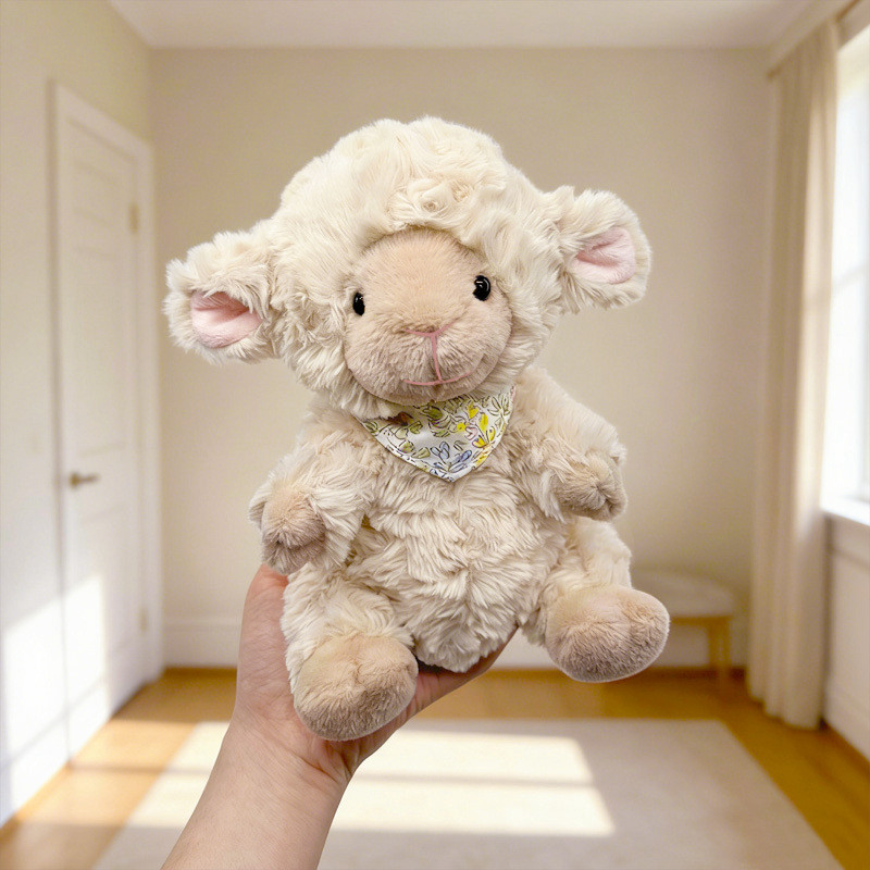Boneka wol lucu baru dengan celemek dan dasi kupu-kupu, boneka domba, boneka domba kecil.
