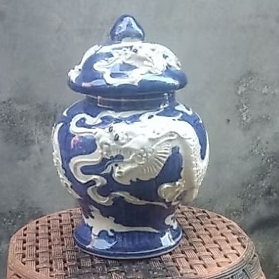 Guci keramik porselen motif naga timbul