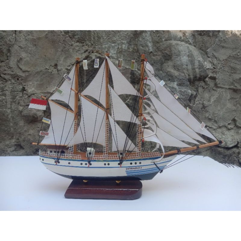 hiasan pajangan miniatur kapal dewaruci