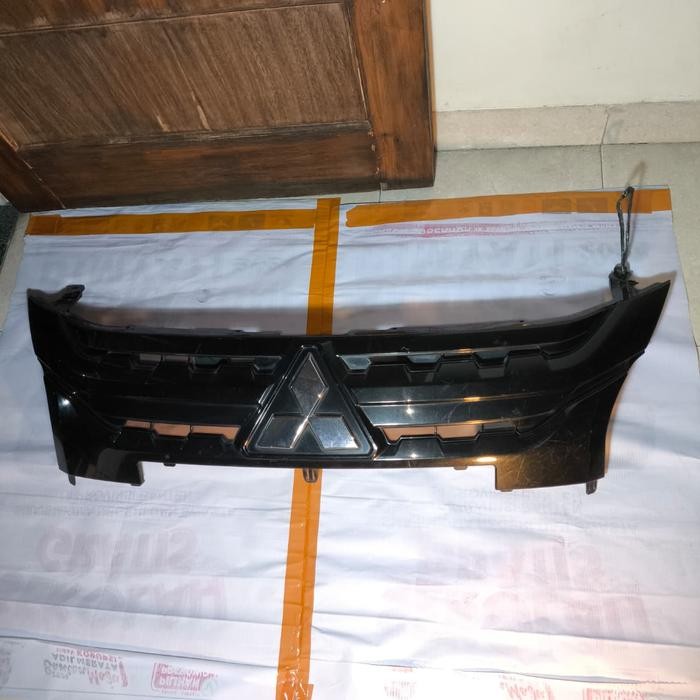 Grill Radiator Mitsubishi Xpander Cross 2020–2022 Original Hitam Doff | 7450B506 / 7450B389 / 7450B5