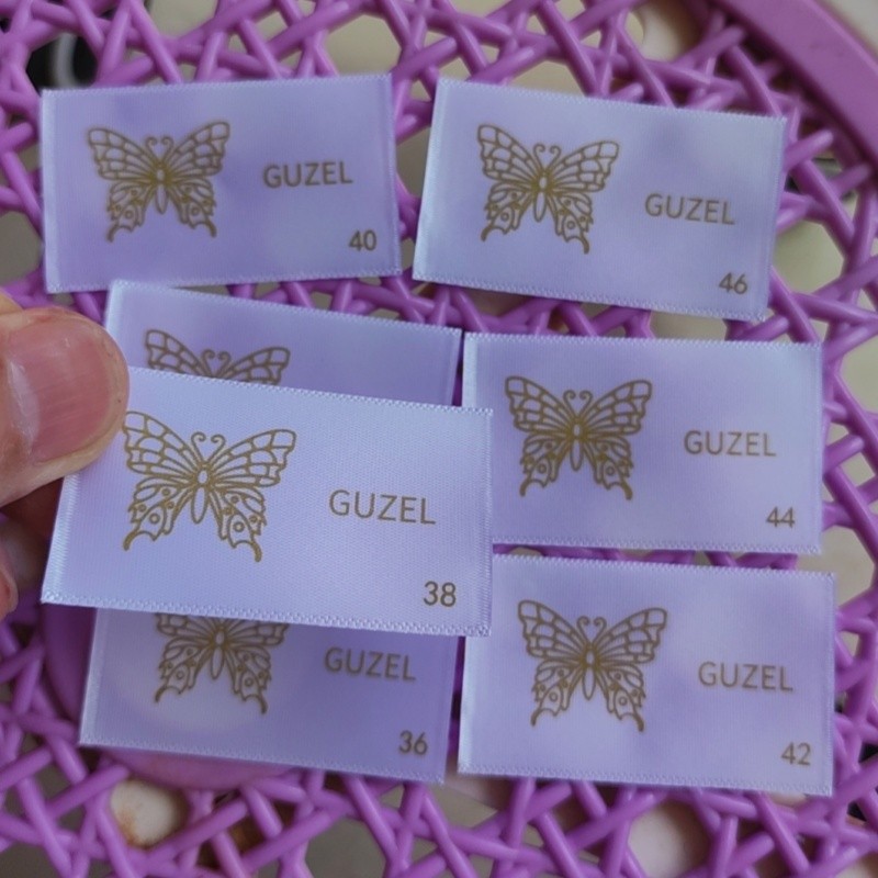 

3500pcs Custom white satin washing labels 3 * 5 cm Personalised Golden 36 38 40 42 44 46 48 clothing care label