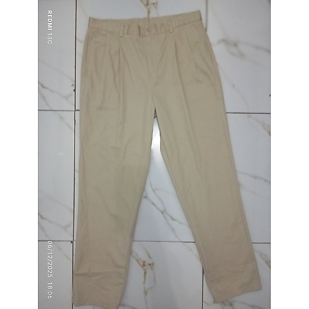 preloved celana panjang chino pria coklat susu Giordano