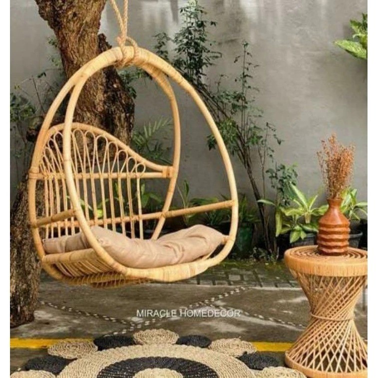 Kursi Ayunan Gantung Rotan Natural Alami Bentuk Kerang Gantung di Plafon Tali