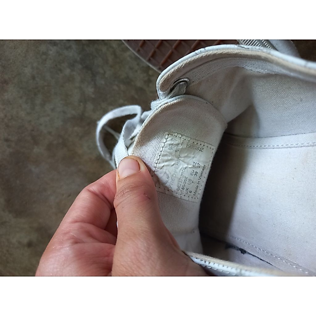 sepatu putih Fred Perry