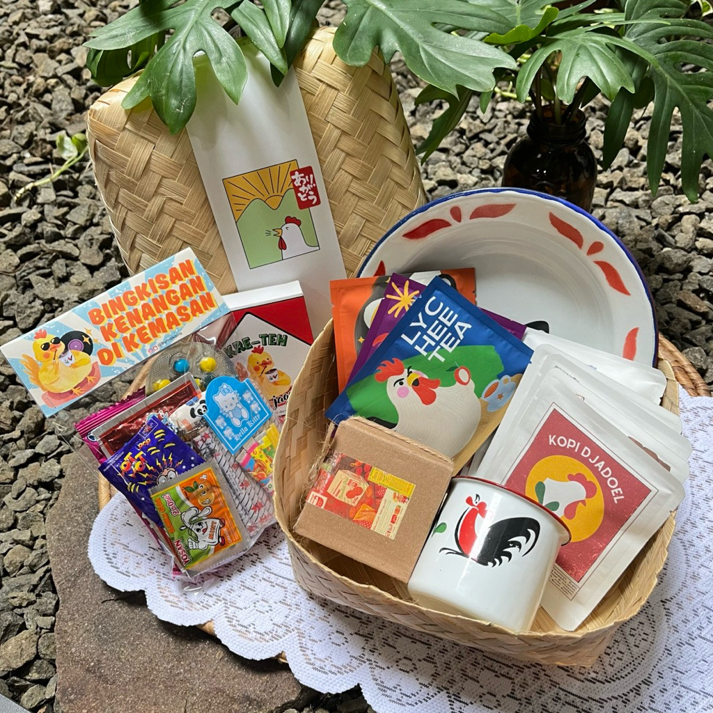 

Hampers Jadul Nostalgia bymakaira | hampers unik souvenir ulang tahun kado unik kado wisuda hadiah wisuda kado cewek kado cowok hampers teh hampers unik hampers lucu hadiah lucu kado lucu kado unik