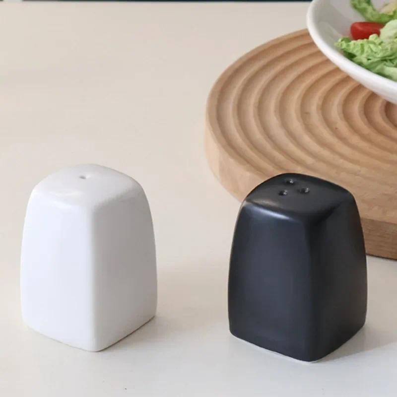 

Japonês simples preto branco cerâmica tempero garrafa conjunto porcelana pimenta shaker sal tempero tanque casa cozinha suprimentos i7x2u4
