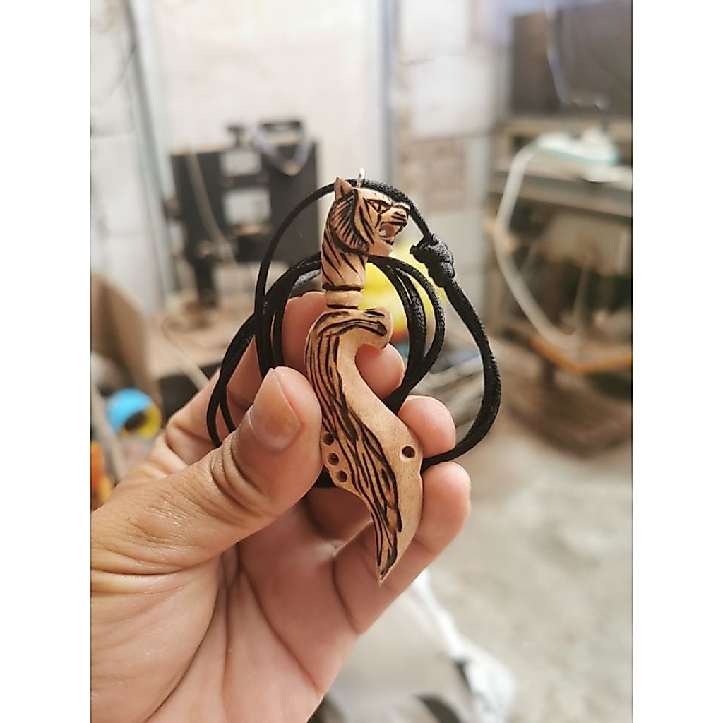 Kalung Liontin Ukir Kujang Kayu Kaboa Asli – Handmade Natural