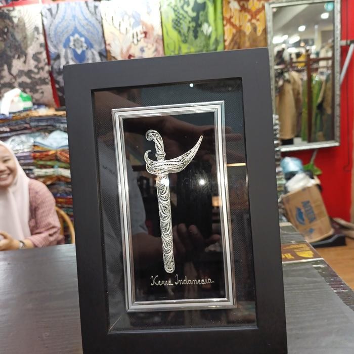 Plakat Souvenir Pajangan Hiasan Dinding Miniatur Keris.