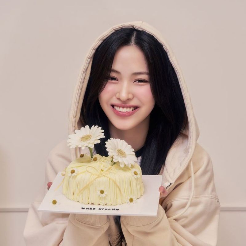 

korean floral cake Kue floral korea Simple floral cake Ryujin cake Ryujin itzy cake