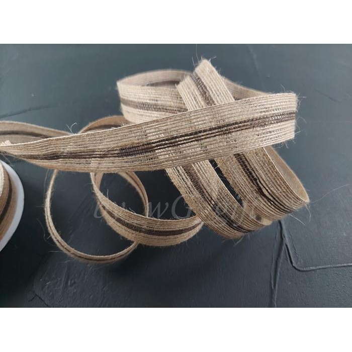 

Pita Goni Coklat Muda Garis Coklat Tua; Lebar 2.5 cm; Panjang 20 yard