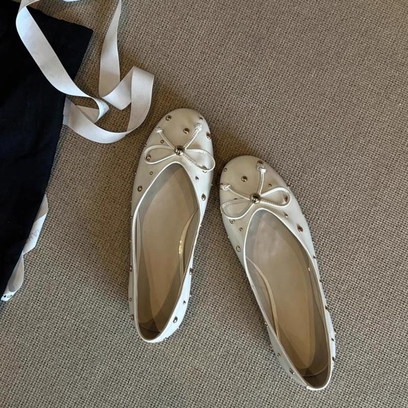 Sepatu balet wanita Perancis dengan paku keling kepala bulat. Sepatu Mary Jane datar.