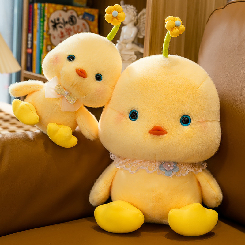 Boneka ayam kuning kecil yang lucu sebagai hadiah.