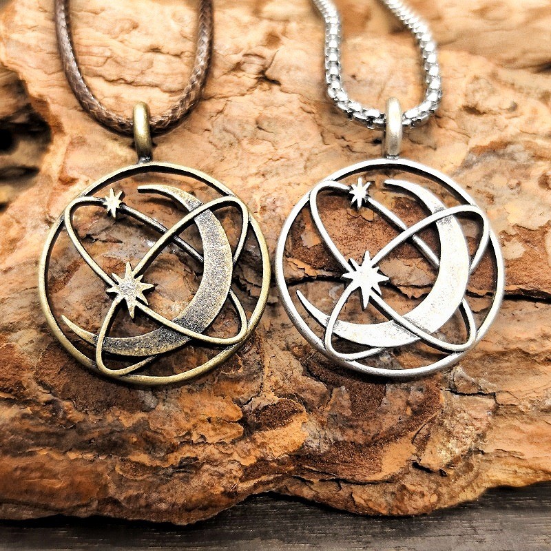 Kuningan Astronomi Bintang Bulan Kalung Liontin Kosmik Angin Liontin Berongga