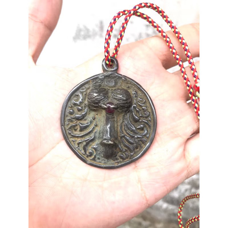 Souvenir liontin sarutomo unik + talinya