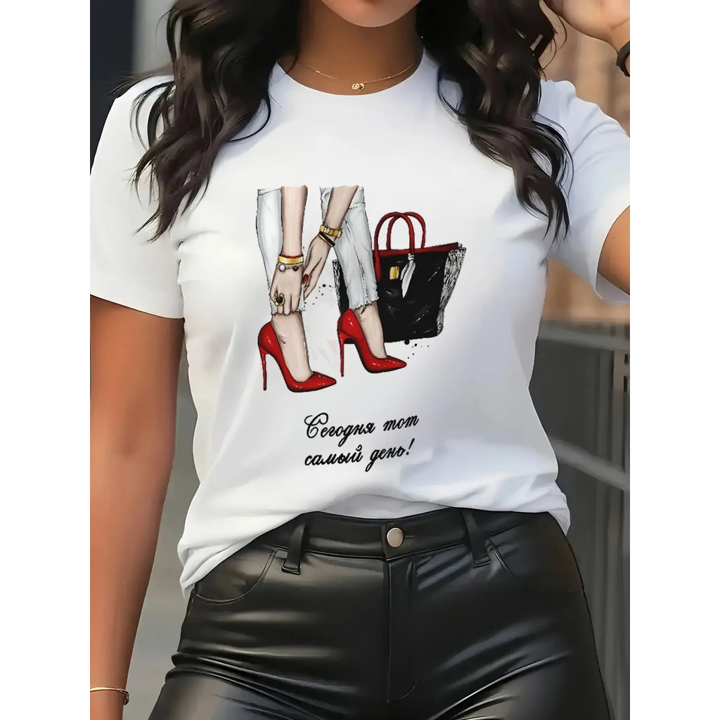 Kaos Putih Wanita dengan Cetakan Sepatu Hak Tinggi Merah & Tas Tangan - Atasan Lengan Pendek Leher B